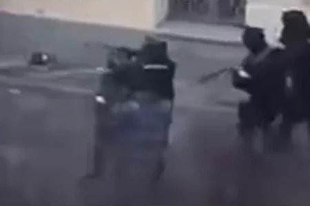 Special company officers at the corner of the palace aiming to the left